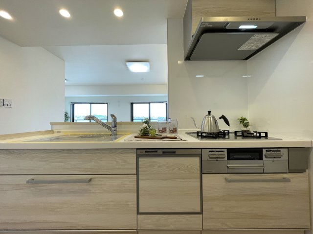 さぁ、来た！最上階×角部屋で眺望も最高なこの一室！駅までほぼ平坦でMEGAドンキが常連になる！『レクセル保土ヶ谷』リノベーションのキッチン|お料理しやすいキッチンです