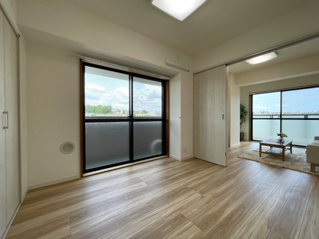 さぁ、来た！最上階×角部屋で眺望も最高なこの一室！駅までほぼ平坦でMEGAドンキが常連になる！『レクセル保土ヶ谷』リノベーションの洋室|広々とした洋室です