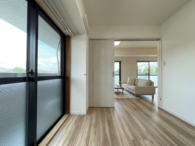 さぁ、来た！最上階×角部屋で眺望も最高なこの一室！駅までほぼ平坦でMEGAドンキが常連になる！『レクセル保土ヶ谷』リノベーションの洋室|広々とした洋室です