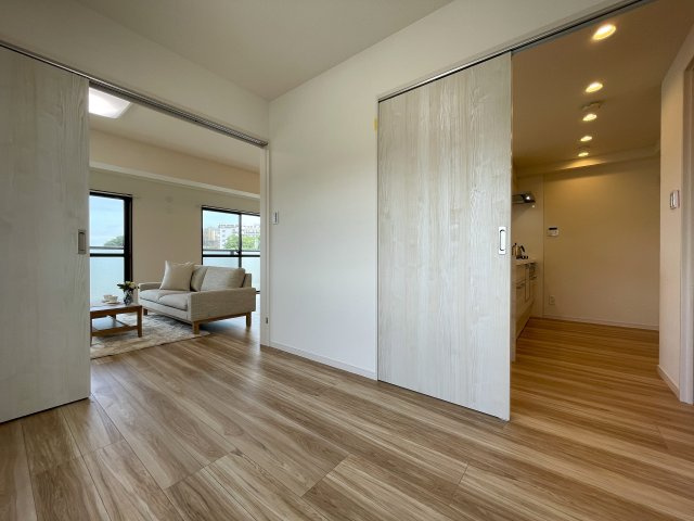 さぁ、来た！最上階×角部屋で眺望も最高なこの一室！駅までほぼ平坦でMEGAドンキが常連になる！『レクセル保土ヶ谷』リノベーションの洋室|個人の部屋や寝室として使える洋室です