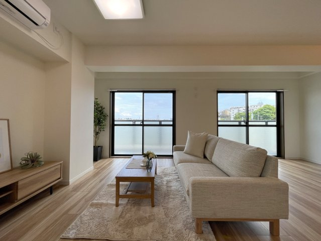 さぁ、来た！最上階×角部屋で眺望も最高なこの一室！駅までほぼ平坦でMEGAドンキが常連になる！『レクセル保土ヶ谷』リノベーションの居間・リビング