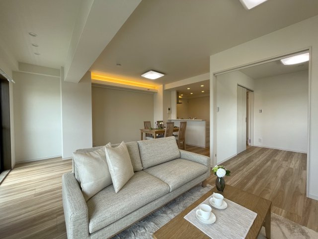 さぁ、来た！最上階×角部屋で眺望も最高なこの一室！駅までほぼ平坦でMEGAドンキが常連になる！『レクセル保土ヶ谷』リノベーションの居間・リビング|使いやすい居間です