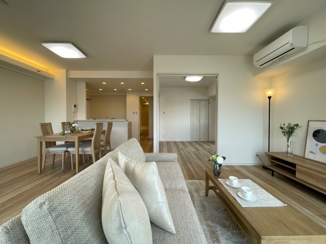 さぁ、来た！最上階×角部屋で眺望も最高なこの一室！駅までほぼ平坦でMEGAドンキが常連になる！『レクセル保土ヶ谷』リノベーションの居間・リビング|おしゃれな居間です