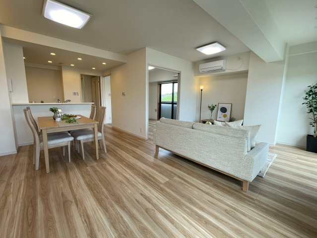 さぁ、来た！最上階×角部屋で眺望も最高なこの一室！駅までほぼ平坦でMEGAドンキが常連になる！『レクセル保土ヶ谷』リノベーションの居間・リビング|おしゃれな居間です