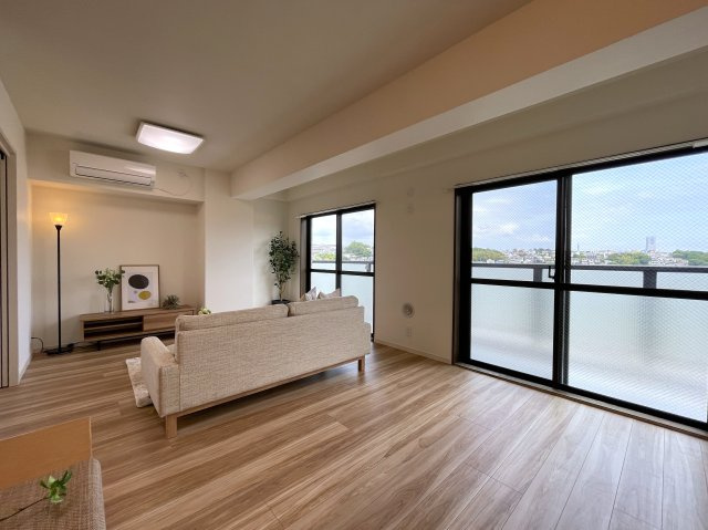 さぁ、来た！最上階×角部屋で眺望も最高なこの一室！駅までほぼ平坦でMEGAドンキが常連になる！『レクセル保土ヶ谷』リノベーションの居間・リビング|おしゃれなリビングです