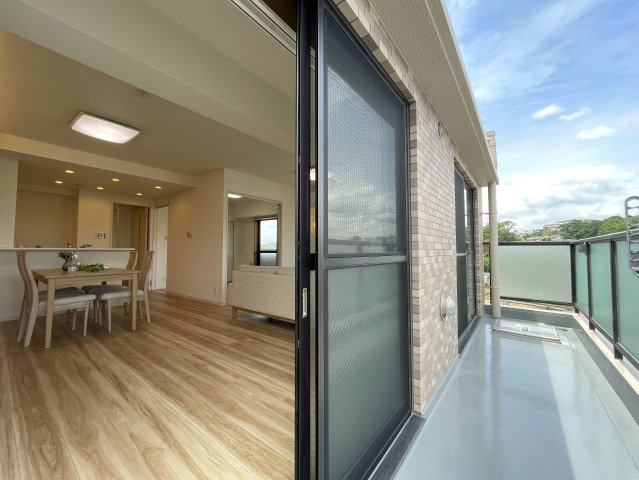 さぁ、来た！最上階×角部屋で眺望も最高なこの一室！駅までほぼ平坦でMEGAドンキが常連になる！『レクセル保土ヶ谷』リノベーションのバルコニー|バルコニー付きです