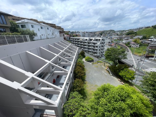 さぁ、来た！最上階×角部屋で眺望も最高なこの一室！駅までほぼ平坦でMEGAドンキが常連になる！『レクセル保土ヶ谷』リノベーションの展望