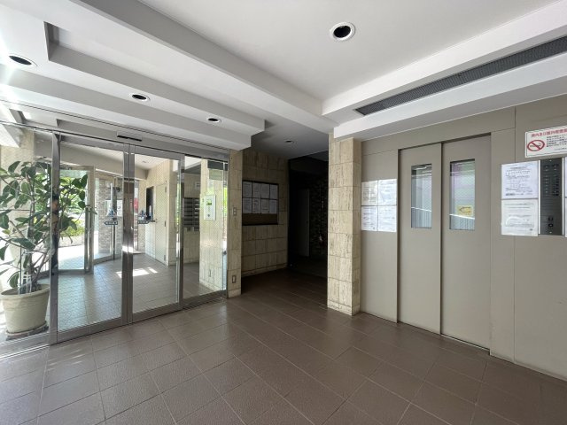 さぁ、来た！最上階×角部屋で眺望も最高なこの一室！駅までほぼ平坦でMEGAドンキが常連になる！『レクセル保土ヶ谷』リノベーションのエントランス|毎日通るエントランスはこのようになっています