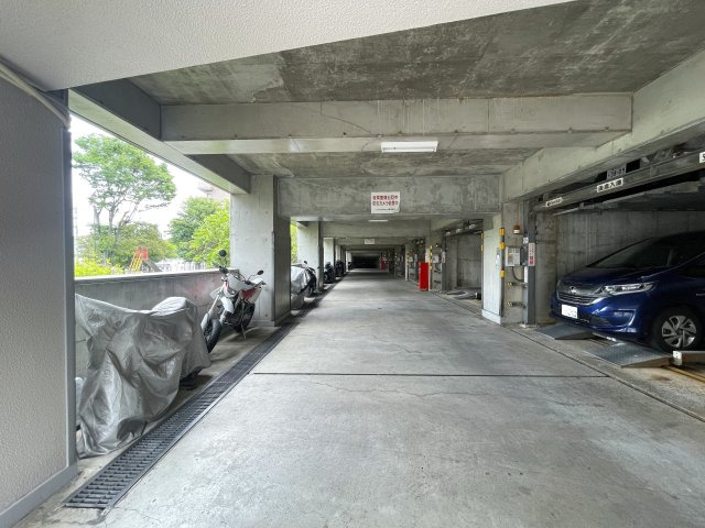 さぁ、来た！最上階×角部屋で眺望も最高なこの一室！駅までほぼ平坦でMEGAドンキが常連になる！『レクセル保土ヶ谷』リノベーションの駐車場|カースペースがあります