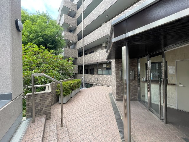 さぁ、来た！最上階×角部屋で眺望も最高なこの一室！駅までほぼ平坦でMEGAドンキが常連になる！『レクセル保土ヶ谷』リノベーションの外観|落ち着いた雰囲気の外観です