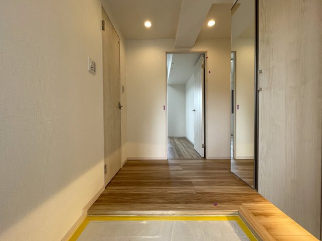 さぁ、来た！最上階×角部屋で眺望も最高なこの一室！駅までほぼ平坦でMEGAドンキが常連になる！『レクセル保土ヶ谷』リノベーションの玄関|明るい玄関です