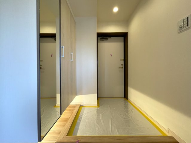 さぁ、来た！最上階×角部屋で眺望も最高なこの一室！駅までほぼ平坦でMEGAドンキが常連になる！『レクセル保土ヶ谷』リノベーションの玄関|玄関です