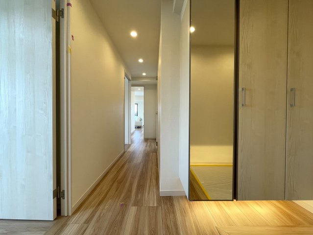 さぁ、来た！最上階×角部屋で眺望も最高なこの一室！駅までほぼ平坦でMEGAドンキが常連になる！『レクセル保土ヶ谷』リノベーションの玄関|きれいな玄関です