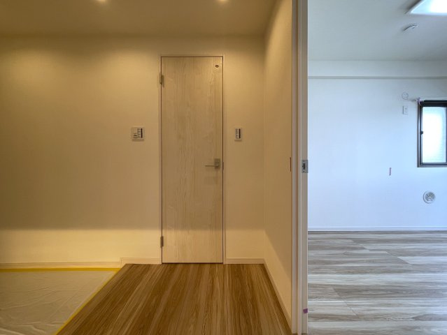 さぁ、来た！最上階×角部屋で眺望も最高なこの一室！駅までほぼ平坦でMEGAドンキが常連になる！『レクセル保土ヶ谷』リノベーションの玄関|きれいな玄関です