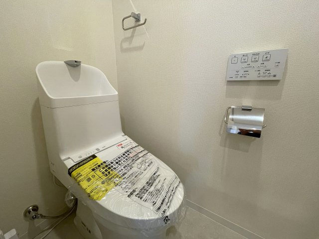 さぁ、来た！最上階×角部屋で眺望も最高なこの一室！駅までほぼ平坦でMEGAドンキが常連になる！『レクセル保土ヶ谷』リノベーションのトイレ|落ち着いたトイレです