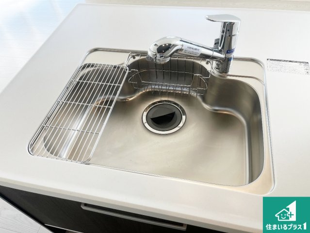 加古川市尾上町口里　第12期　新築一戸建ての設備|蛇口の先端に浄水器を内蔵しています！原水と浄水、お湯と冷水、シャワーの切替えがワンタッチなので用途によって使い分けられます。