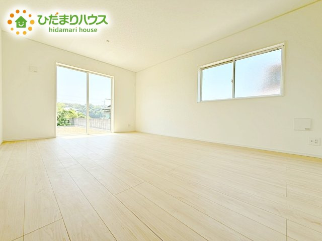 【居間・リビング】 | 東海村亀下第1　新築戸建　1号棟 | お子様が元気に遊べる広々としたリビングです。