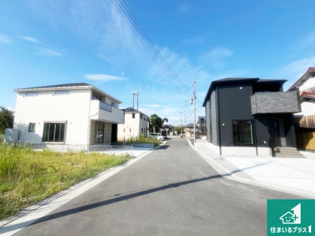 加古川市尾上町口里　第12期　新築一戸建ての前面道路含む現地写真|周辺は閑静な住宅街！前面道路広々で車の出し入れも便利です。駐車が苦手な方でも安心して車庫入れできます！