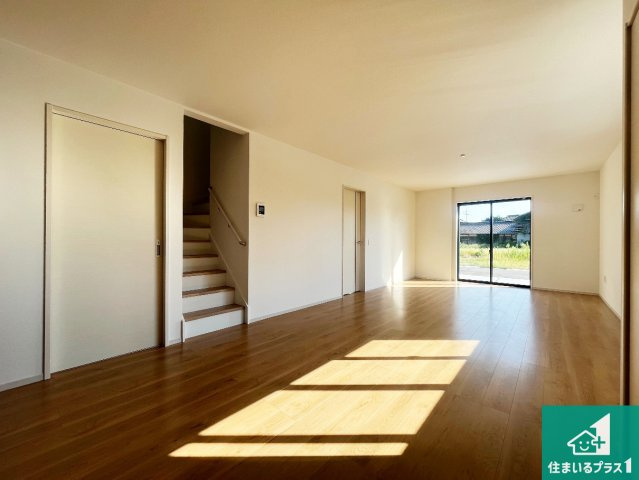 加古川市尾上町口里　第12期　新築一戸建ての居間・リビング|日当たり良好の明るいリビングで朝の目覚めもスッキリできそう！対面キッチンでご家族のコミュニケーションも自然と増える設計！小さなお子様が遊ぶスペースを作っても広々とくつろげるLDK！