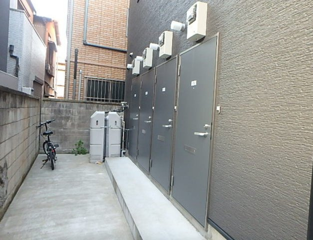 足立区新田１丁目のアパートのエントランス