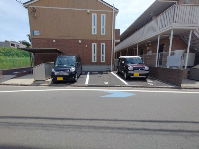 アンジュール芝山の駐車場