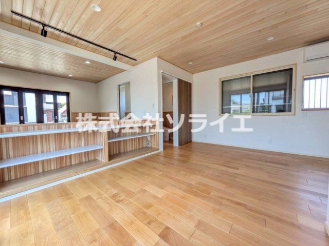 狭山市堀兼　中古ガレージハウスの居間・リビング