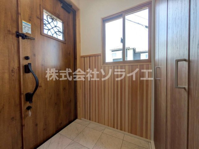 狭山市堀兼　中古ガレージハウスの玄関