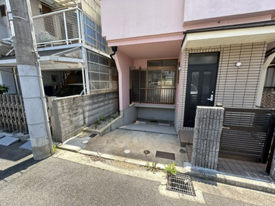 【駐車場】 | 樋ノ口町２丁目中古テラスハウス | 駐車場に車を止められます