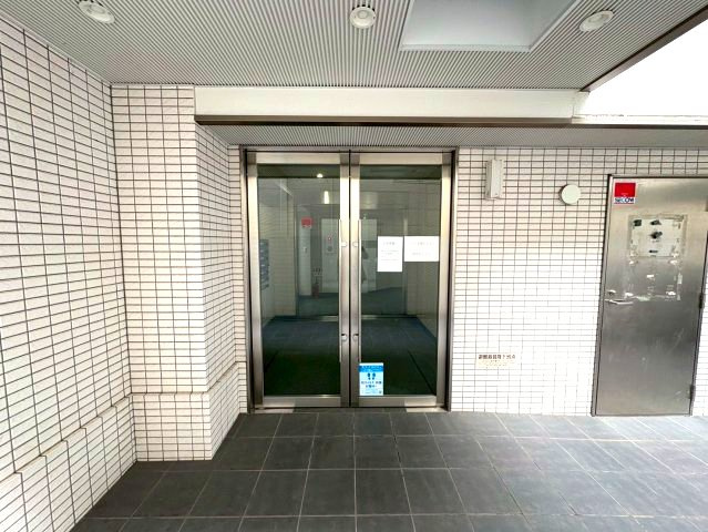 アベニュー岡のエントランス