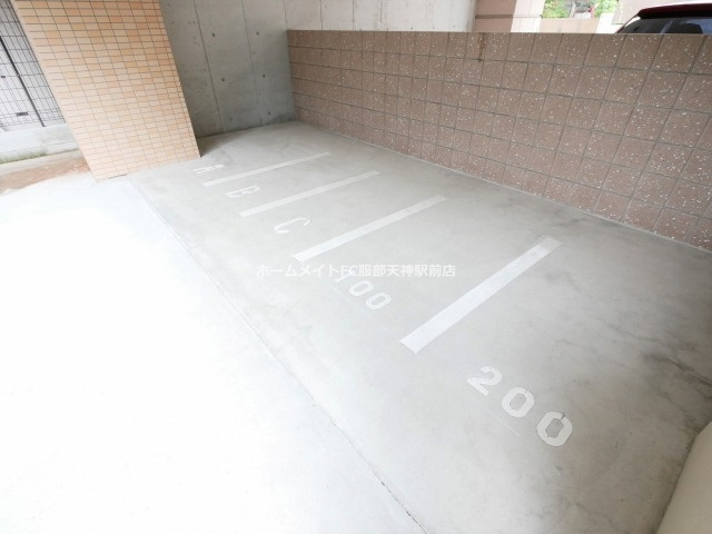 Uresidence京橋の駐車場