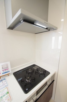 【キッチン】 | 【仲介手数料無料！！】町田市能ケ谷7丁目　新築戸建て（全1棟）7580万円 | フラット型レンジフード