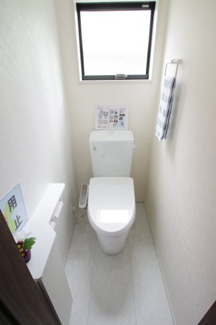【トイレ】 | 【仲介手数料無料！！】町田市能ケ谷7丁目　新築戸建て（全1棟）7580万円 | 平屋ですがトイレは2カ所あります。