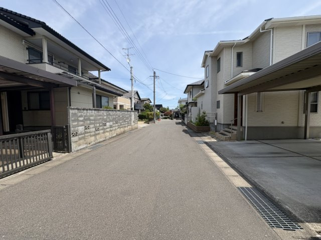 売地・住宅用地　福島市笹谷出水田　笹谷小学校・信陵中学校の前面道路含む現地写真|閑静な住宅街になります。
