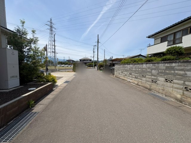 売地・住宅用地　福島市笹谷出水田　笹谷小学校・信陵中学校の前面道路含む現地写真|車通りも落ち着いている環境です。