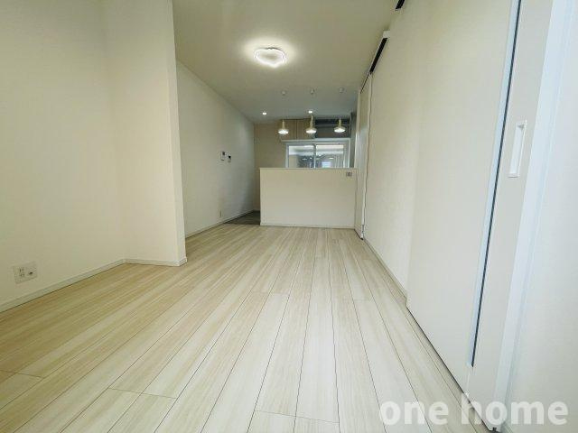 豊中市春日町1丁目中古戸建の居間・リビング|◆2階約11.9帖LDK 別角度です！
◆対面式キッチンのため、お料理をしながらお子様の様子が見え安心です！