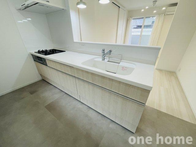 豊中市春日町1丁目中古戸建のキッチン|◆システムキッチンはグリル付３口ガスコンロ搭載！作業台が広く、お料理がし易そうですね！
◆スライド式の収納で、大型の鍋類など奥に収納したものが取り出しやすいです♪