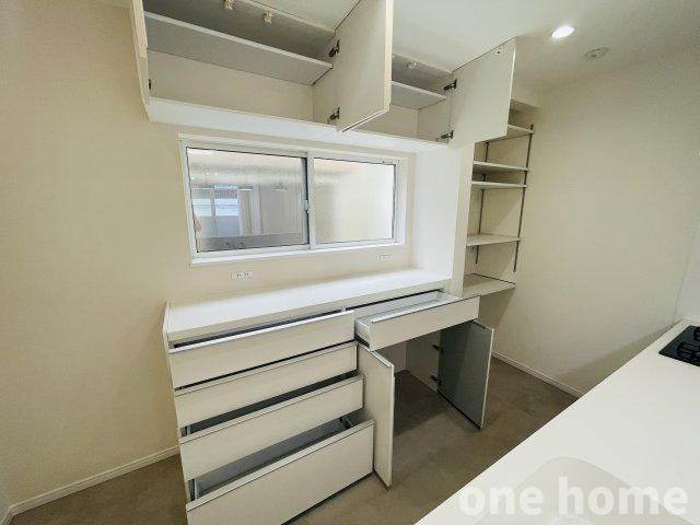 豊中市春日町1丁目中古戸建の収納|◆キッチン背面には可動棚がついた物入、カップボードがあり、食器収納を購入する必要がありません！