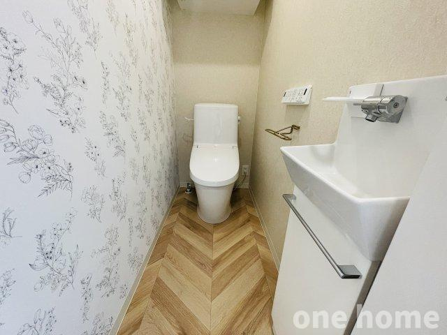 豊中市春日町1丁目中古戸建のトイレ|◆温水洗浄便座付きトイレです！操作がしやすい壁掛けリモコン♪
◆手洗いが別であり、小さなお子様も手洗いしやすいです！