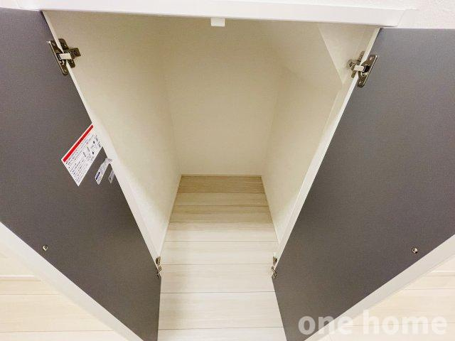 豊中市春日町1丁目中古戸建の収納|◆1階廊下にも収納があり、掃除機などの生活感の出やすい物を収納するのに大活躍です！