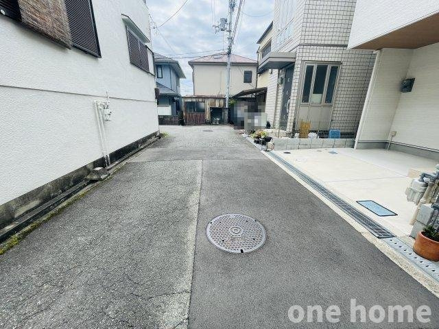 豊中市春日町1丁目中古戸建の前面道路含む現地写真|◆間口が広いため、車の出し入れもスムーズ！車通りも少なくお子様も安心です！