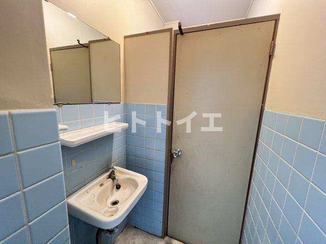 大栄ビル　1階のトイレ|和式トイレです