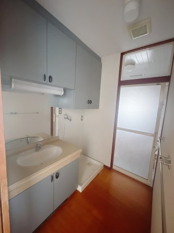 【中古戸建】前橋市緑が丘町の独立洗面台|■洗面室｜大きな鏡で朝の身支度もラクラク♪毎日の忙しい準備が楽しくなる洗面所です(^^♪