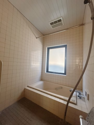 【中古戸建】前橋市緑が丘町の浴室|■浴室｜デザイン性に優れた浴室♪1日の疲れを癒す、ゆったりとしたバスタイムをぜひお過ごしください(*＾＾*)大きな窓付きで嬉しい♪