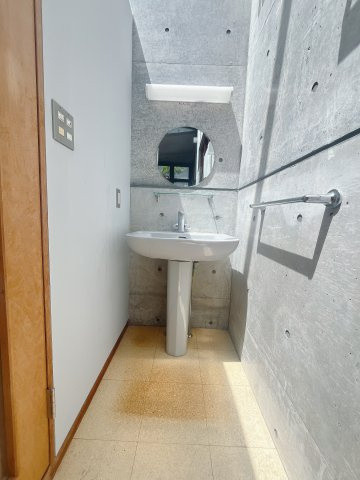 【中古戸建】前橋市緑が丘町の独立洗面台|■洗面｜丸いミラーが可愛いらしい手洗い場所をご用意しております♪
