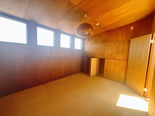 【中古戸建】前橋市緑が丘町の洋室|■洋室｜洋室には大きな窓をご用意しています。日中はあたたかな日差し差し込み自分時間も充実できますね＾＾