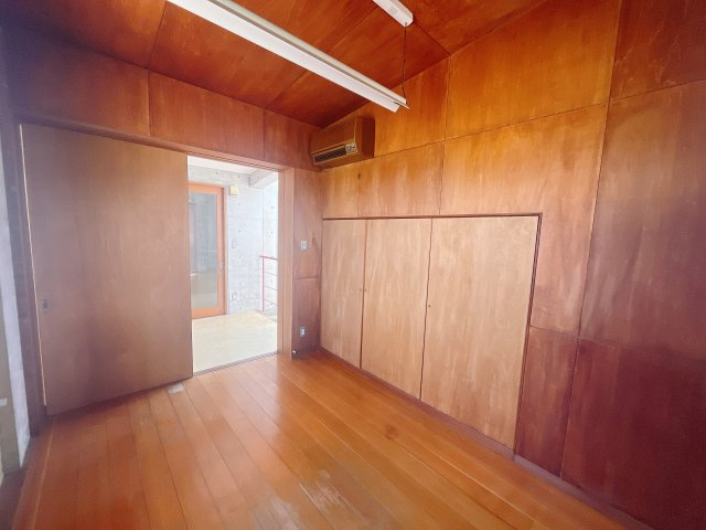 【中古戸建】前橋市緑が丘町の洋室|■洋室｜フローリングなので、お掃除がしやすいです♪大きな収納もあって嬉しい！
