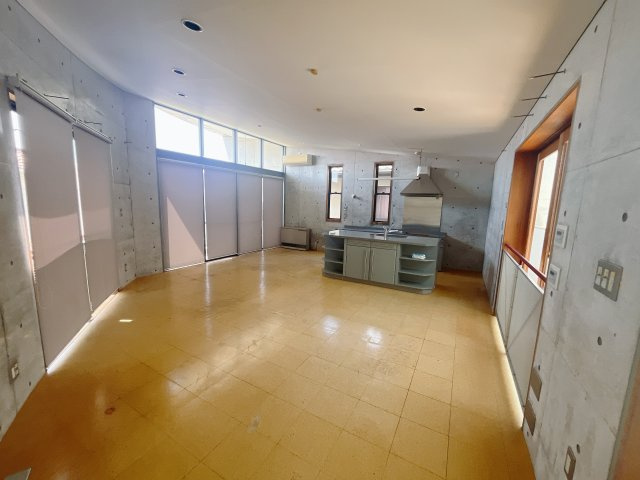 【中古戸建】前橋市緑が丘町の居間・リビング|■リビング｜落ち着きのある表情を見せるリビングダイニング。太陽の光がたっぷり差し込むリビングは、自然とご家族が集まる居心地の良い空間です。