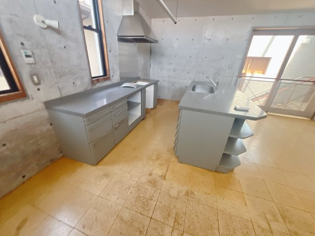 【中古戸建】前橋市緑が丘町のキッチン|■キッチン｜作業がはかどる広々カウンタースペース。会話がはずむ「オープンキッチン」なので家族とのコミュニケーションも活発になります。