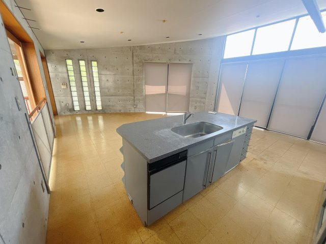 【中古戸建】前橋市緑が丘町のキッチン|■キッチン｜リビングまでの見通しが良く、家事をしながらでも、お子様の様子を見られるようになっています。お子様がいつもママのそばにいる安心感も生まれます♪