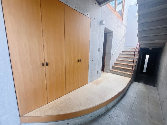 【中古戸建】前橋市緑が丘町の玄関|■玄関｜ご家族の靴がたくさんしまえる下駄箱付き。お子様の靴がこれから増えても安心な大きさです。